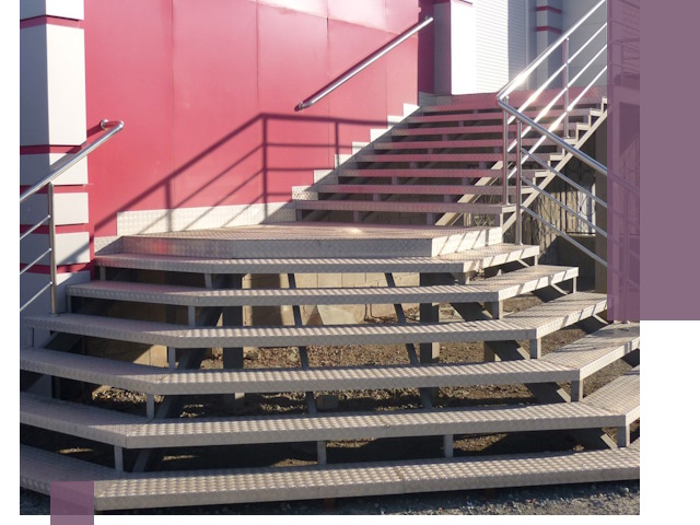 Лестницы для магазина в Полевской — изготовление и монтаж