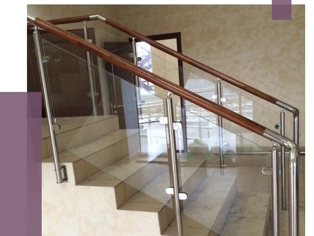 Комбинированные перила из металла и дерева в Полевской